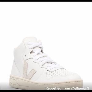 Men’s size 7/women’s 8.5 vejas